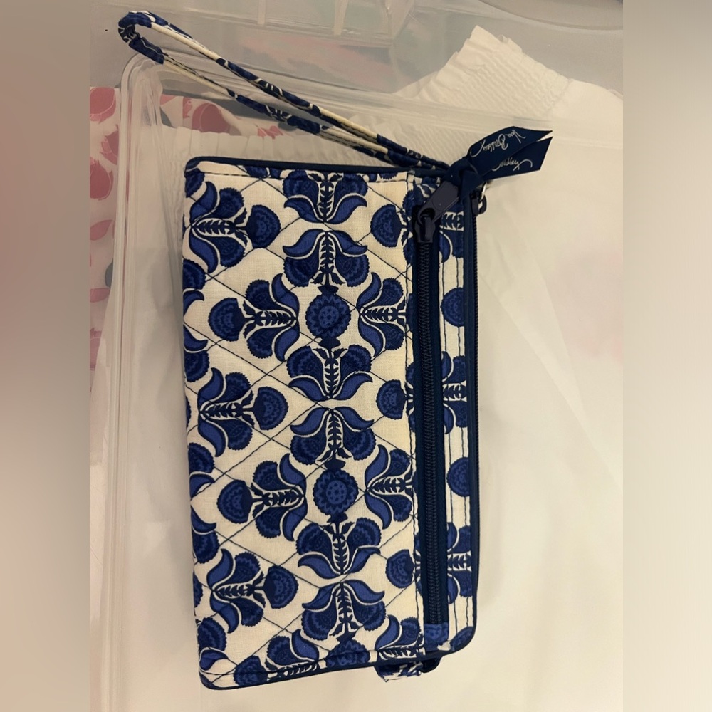 Vera Bradley wristlet outside zipper pocket